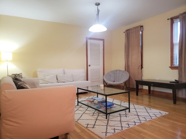 Building Photo - 50 Temple St