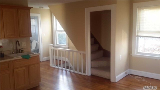 Building Photo - 10 Cornell St