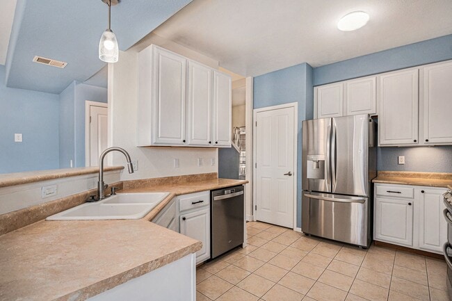 Foto del edificio - Available NOW!  2 Bedroom 2 Bath Beautiful Townhome