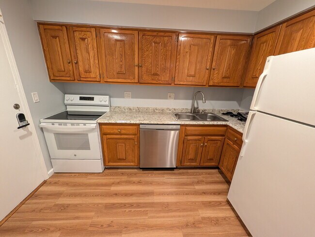 Building Photo - 2BR/2BA Condo – In-Unit Laundry, Fireplace & Parking