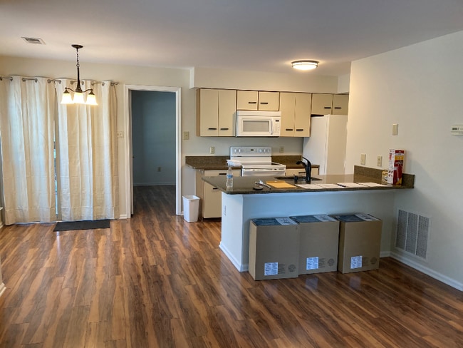 Building Photo - 209 Foxmeadow Dr