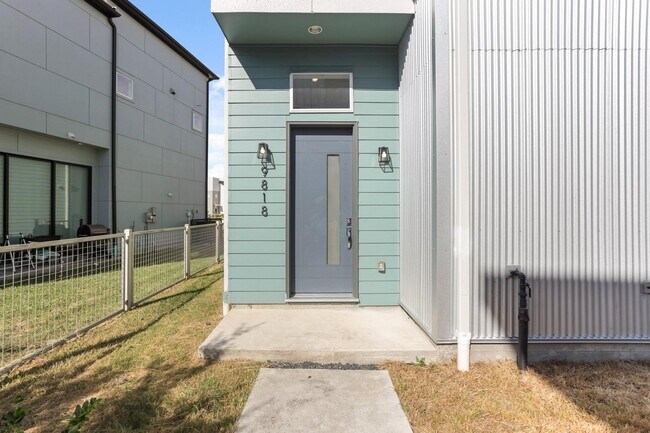 Foto del edificio - 9818 Mocking Bird Hill Ln