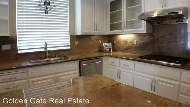 Building Photo - 5 br, 3 bath House - 699 Astor Court