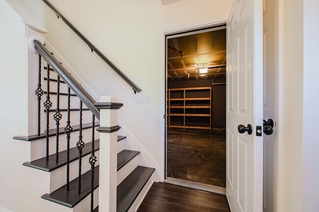 Foto del edificio - Move-in-ready 3 bed / 3 Full Bath In Louisville's Four Seasons — Fully Updated, No Carpet, Fiber ...