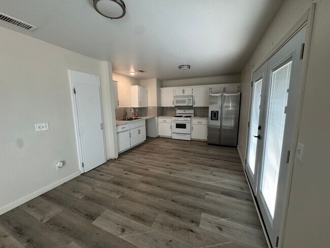 Foto del edificio - 2 bed/ 1 bath home / large yard / central located / Available Now!!