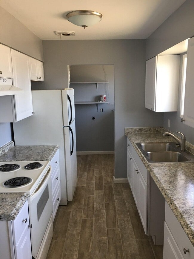 Kitchen - 900 lindberg ln