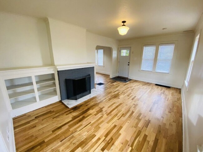 Building Photo - Central Tacoma 3 Bed 2 Bath 2 Story Home