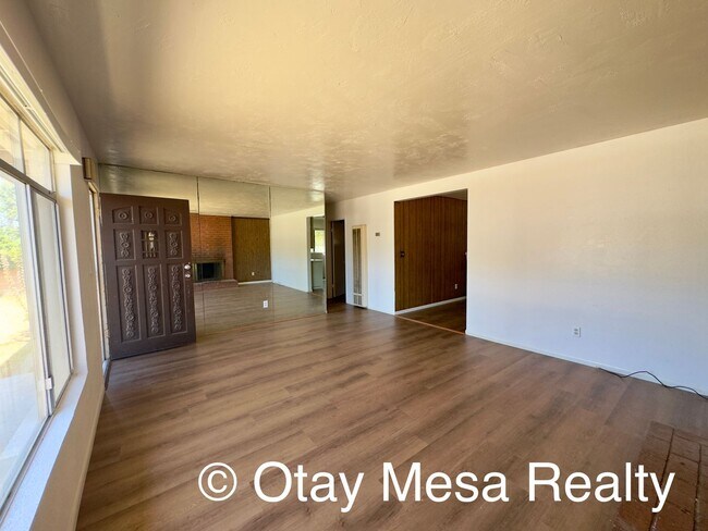 Foto del edificio - Charming 3-Bedroom Home with Expansive Outdoor Space