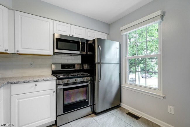 Building Photo - 1608 Newbury Ct