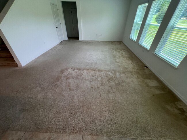 Building Photo - Spacious 4 bedroom, 2.5 bathroom house, no rear neighbors