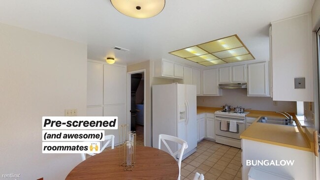 Building Photo - 459 Offenbach Pl