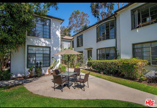 Building Photo - 925 N Sweetzer Ave