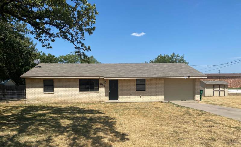 Primary Photo - 3 bedroom 2 bath close to everything