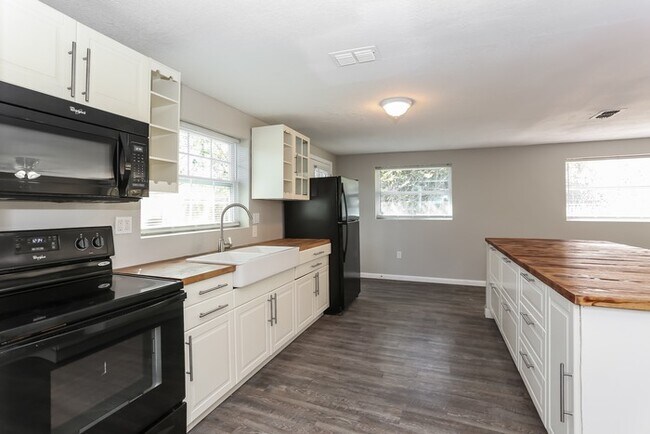 Building Photo - Pretty 3 Bedroom in Orange Park