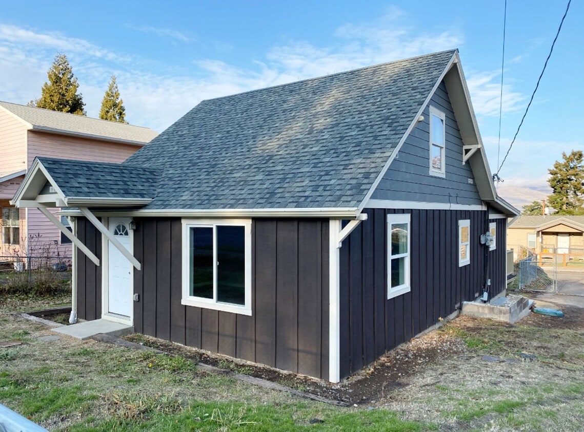 Primary Photo - Updated 2 Bedroom