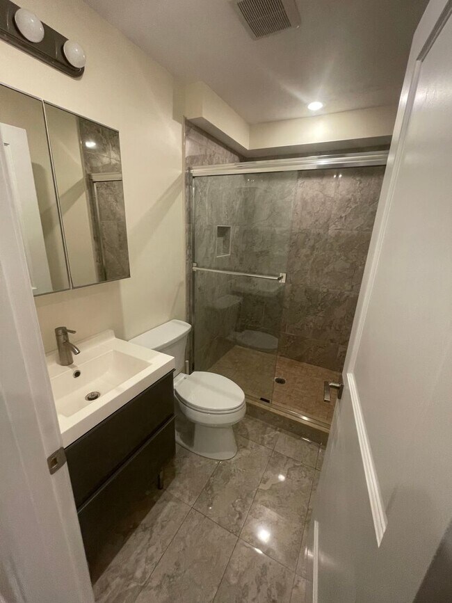 Foto del edificio - Huge updated studio the size of most 1 beds!!