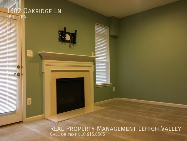 Foto del edificio - Beautiful townhome perfect for busy commuter!