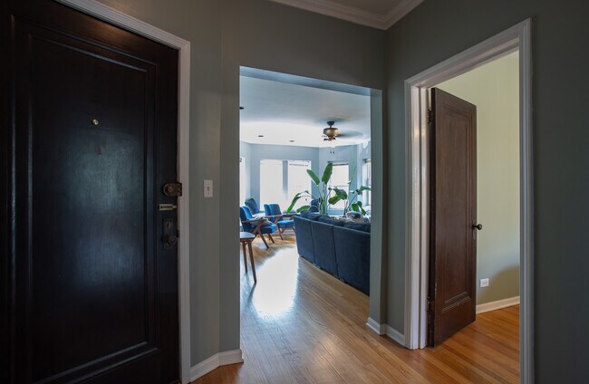 Building Photo - 2048 W Fargo Ave