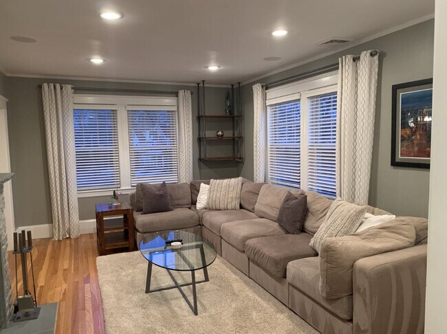 Living room with cordless wooden blinds - 305 Webster St