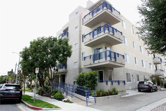Outside View. We are on the 2nd floor. The first balcony you see is our unit. - 1245 Wellesley Ave