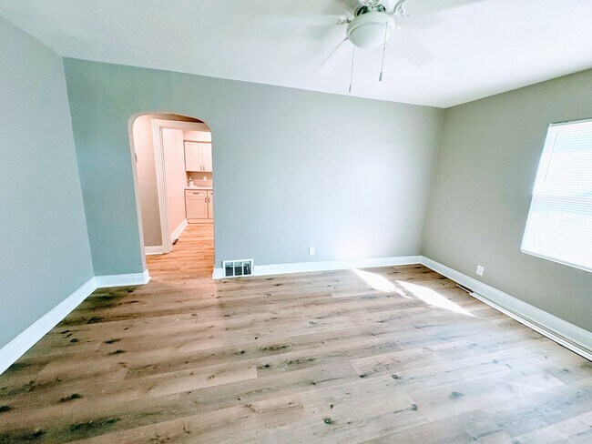 Foto del edificio - 2-4 Bedroom 1 Bathroom Home