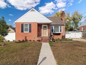 Building Photo - 526 Newfield Rd