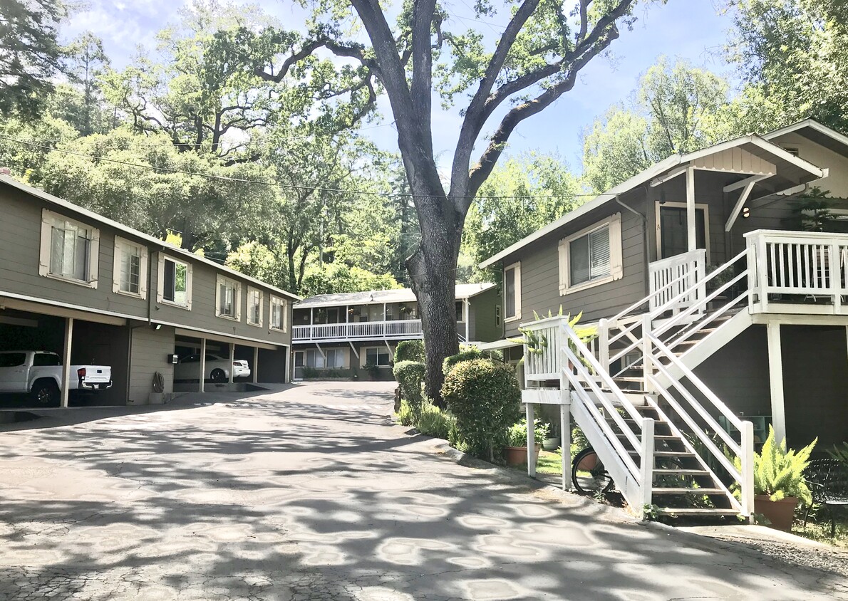 Entrance to apartments - 352 W Main St