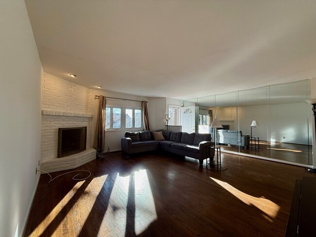 Building Photo - 28 Servan Ct