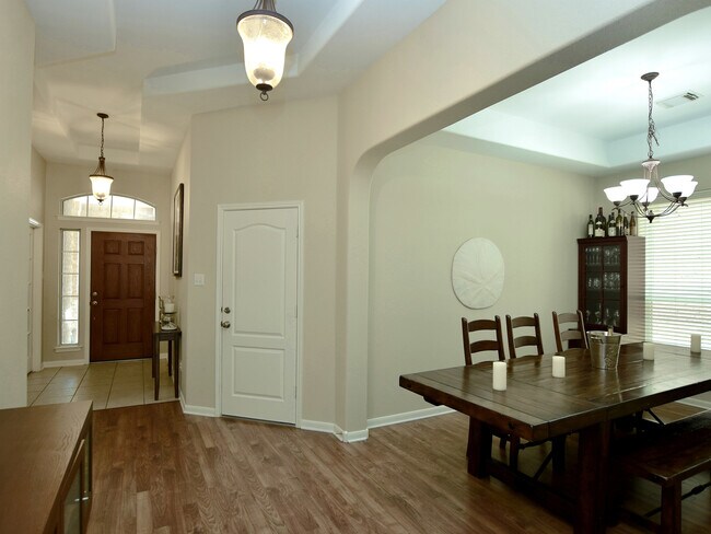 Foto del edificio - BEAUTIFUL 3 BEDROOM / OFFICE/BEDROOM / 2 B...