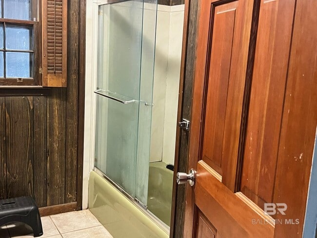 Building Photo - 709 E 6th St