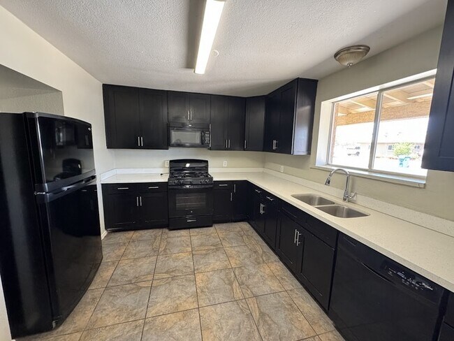 Building Photo - 5 Bedroom Near GCU