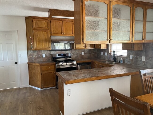 Building Photo - 8442 S Fruit Ave