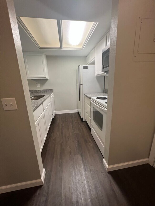 Building Photo - HOLIDAY MOVE IN SPECIAL **NO RENT DUE FOR ...