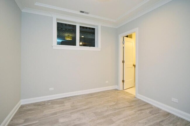 Building Photo - 3 bedroom in Chicago IL 60640