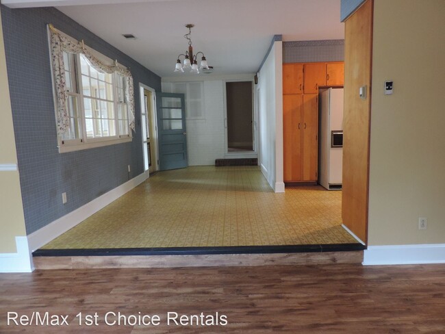 Building Photo - 3 br, 1 bath House - 204 E Fourth Street
