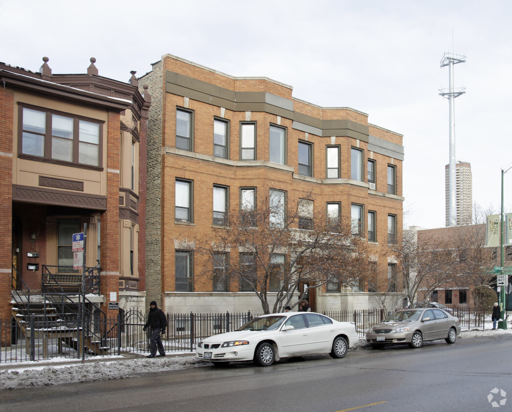 Building Photo - 900 W Addison St