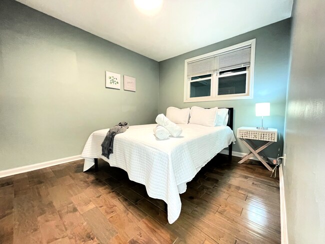 Building Photo - 10639 Broadway Street, Unit 10637