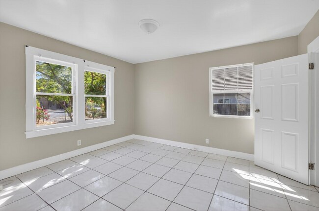 Foto del edificio - 5080 Enrico Blvd