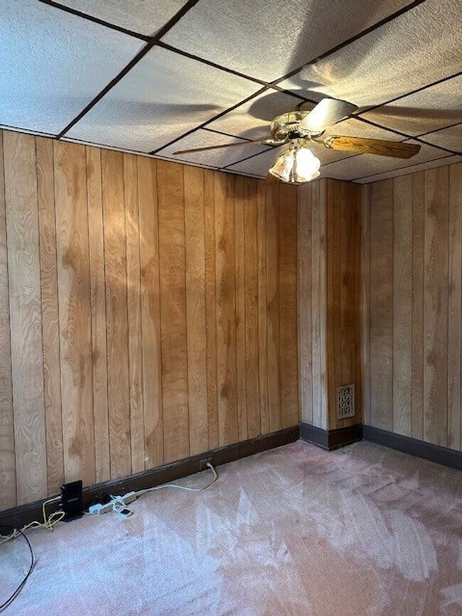 Building Photo - Introducing our cozy 2-bedroom, 1-bathroom...