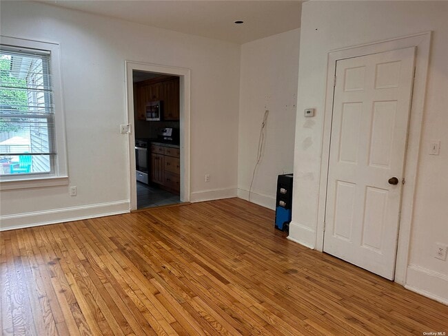 Building Photo - 933 Thomas Ave