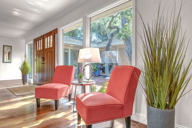 Foto del edificio - Perfect Location! 10-minute walk to the Oc...