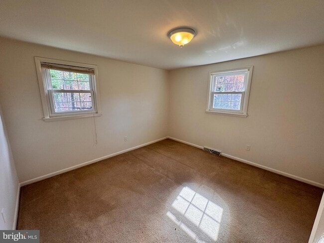 Building Photo - 2 Sundale Ln