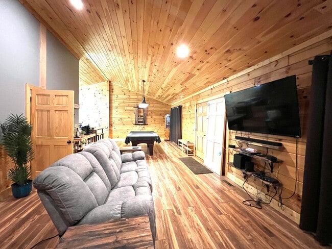 Building Photo - FULLY FURNISHED WITH ACCESS TO BEAUTIFUL L...