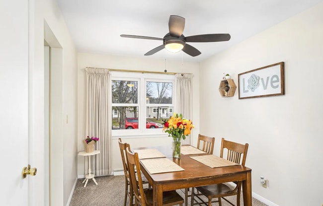 Building Photo - Three Bedroom Townhome n Aspenwood!