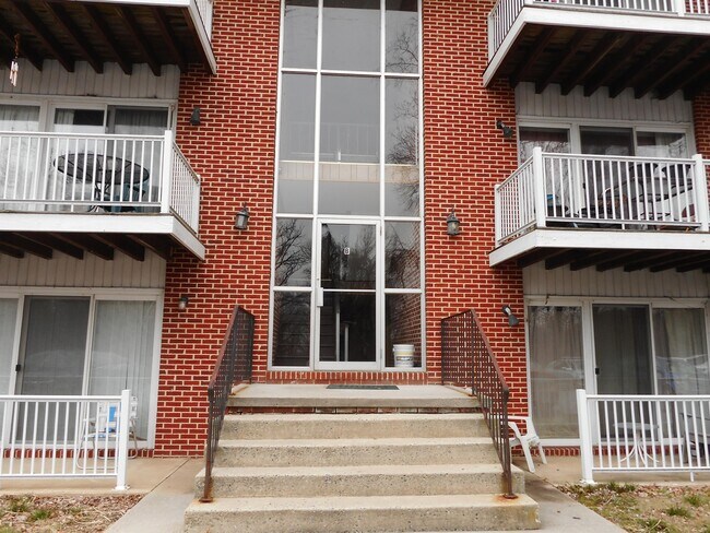 Building Photo - 1400 Bayview Dr