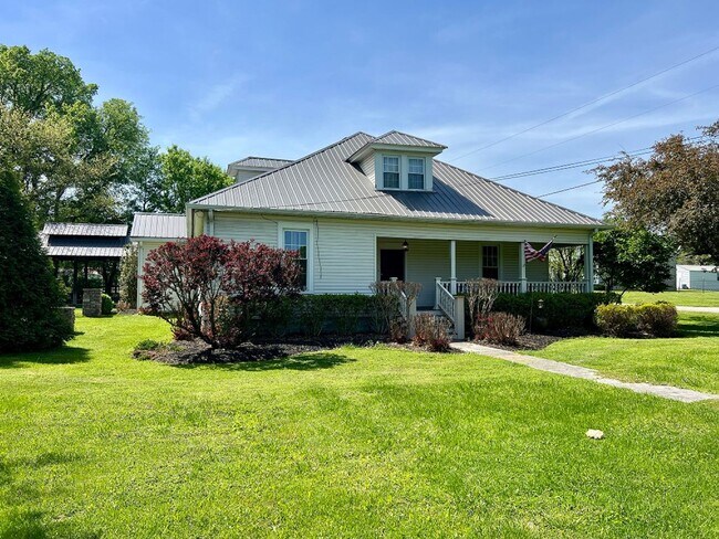 Building Photo - Stunning Historic Home in College Grove
