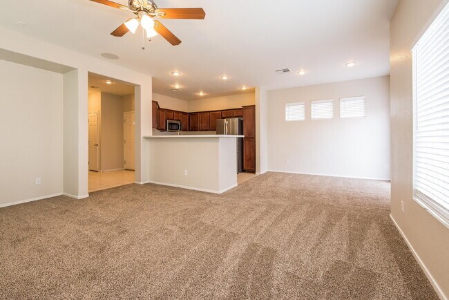 Foto del edificio - 1240 Maple Pines Ave