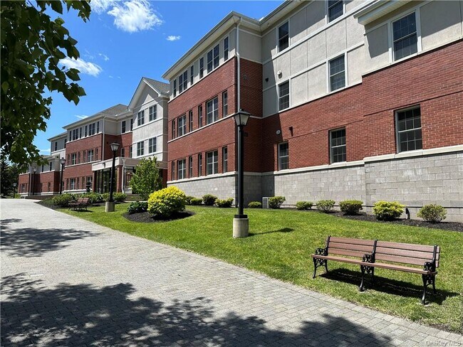 Building Photo - 77 Quaker Ave