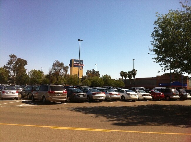 Foto del edificio - End unit ownhouse with garage walking dist...
