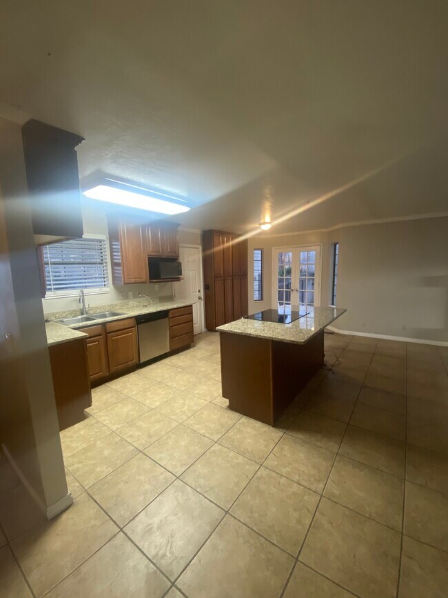 Building Photo - 1098 E Colima Dr